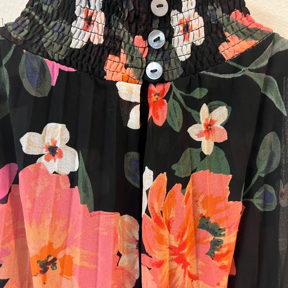 Black Floral, Polyester and rayon pleated dress with elastic waist, sz medium - Picture 3 of 5